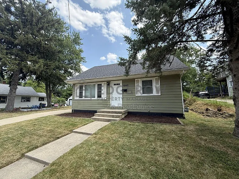 1240 Emerald Ave NE — Photo 1