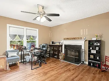 212 Glenview Dr — Photo 3