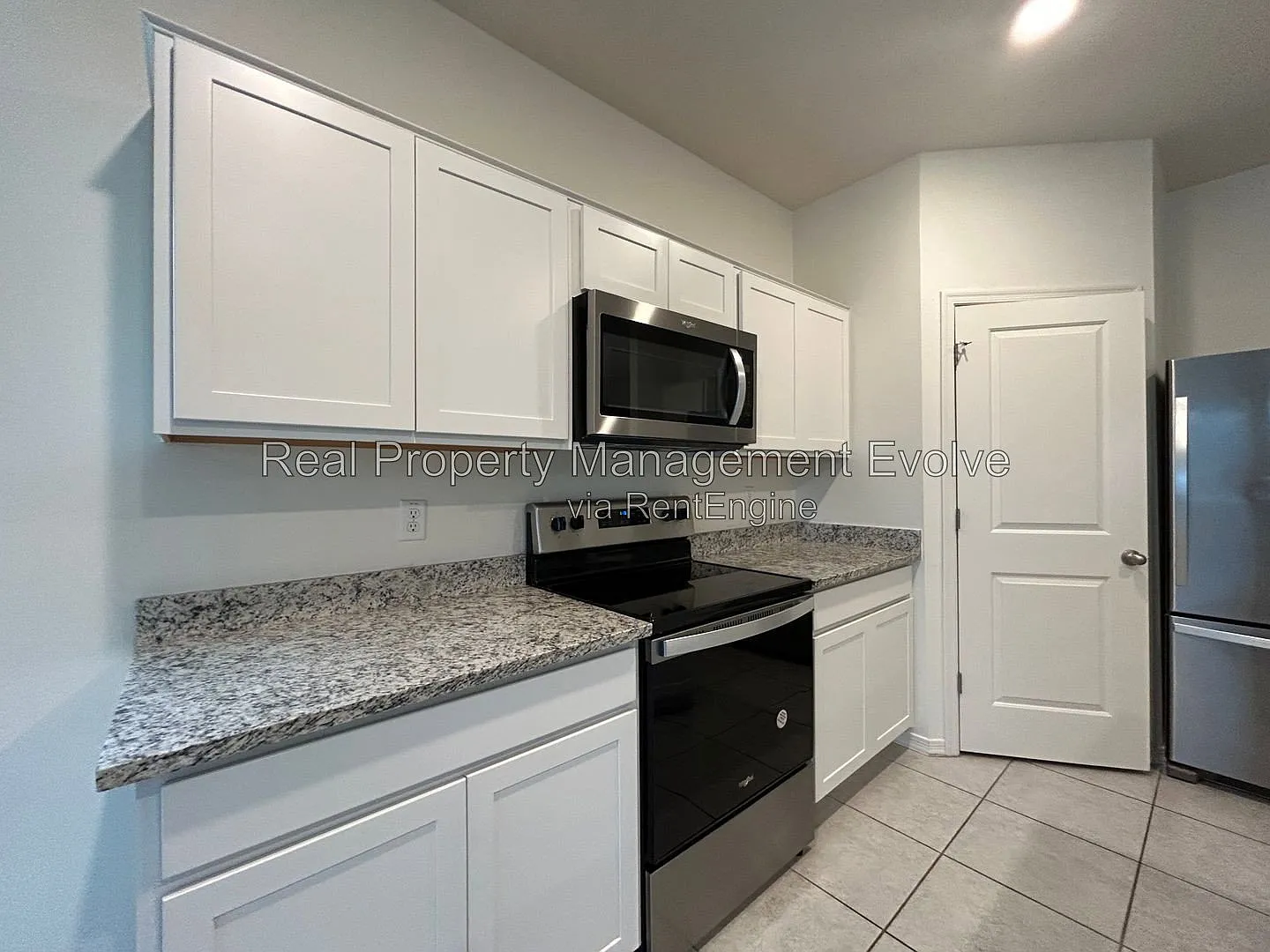 3 bed, 2.0 bath, 1662 sqft, $1,915 — Photo 2