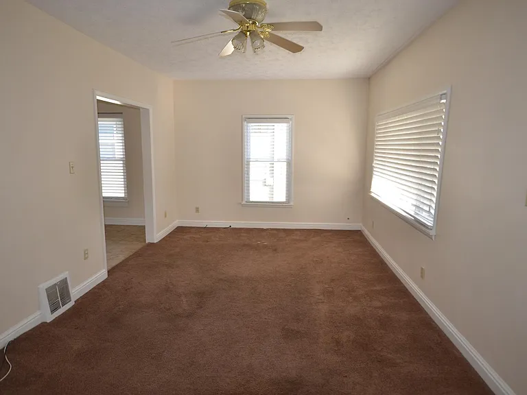 805 Saxon Ave — Photo 12