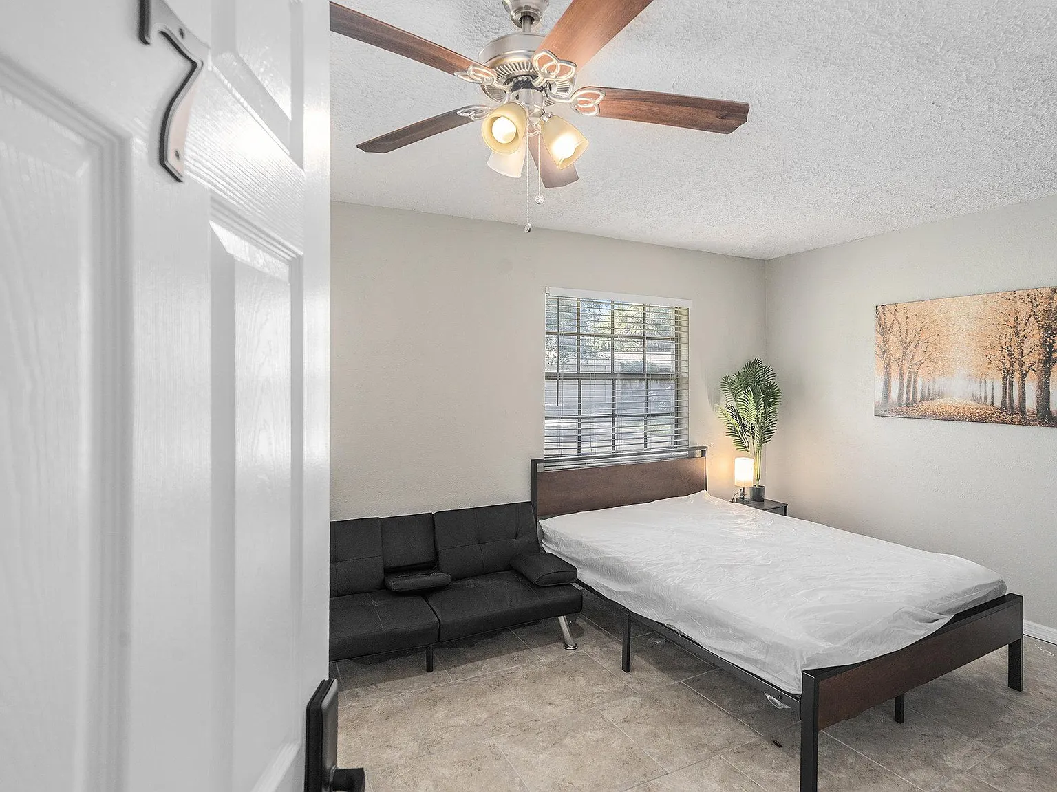 4 bed, 2.0 bath, 2264 sqft, $936 — Photo 2