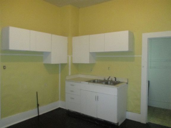 4th image of 228 E Linden Ave