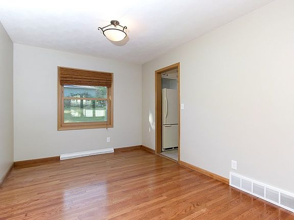 4th image of 2529 E Garfield St