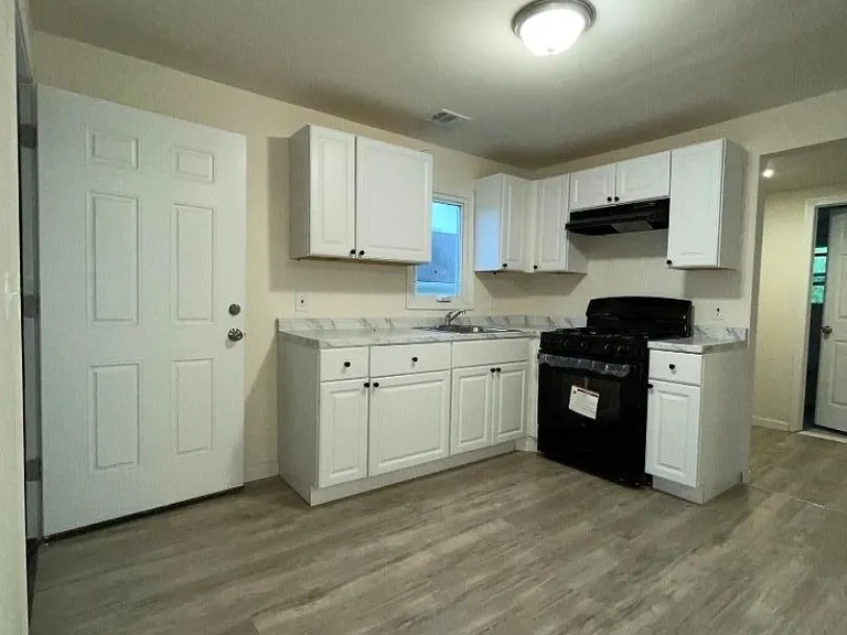 322 New St — Photo 2