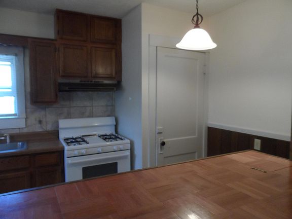 5th image of 606 Washington St