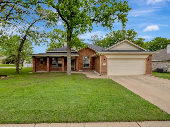 513 Harbor Crest Rd, Azle, TX 76020