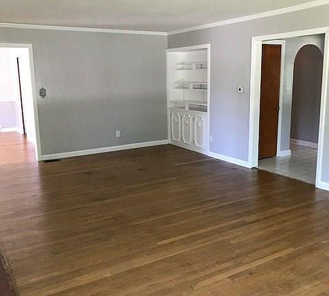 3rd image of 305 E Maple Ave