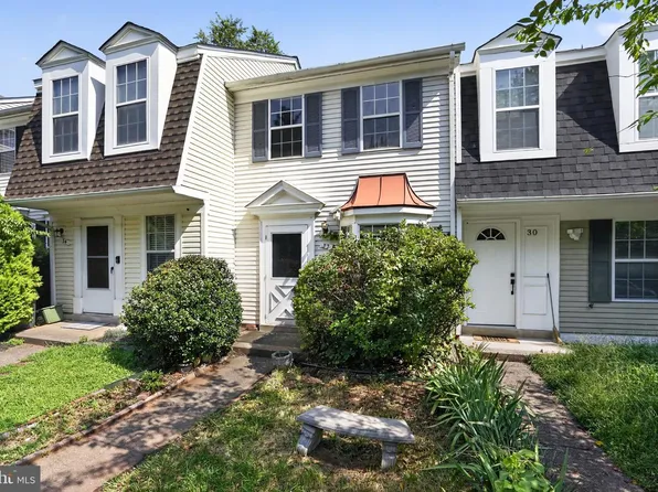 32 Palmer Ct, Sterling, VA 20165