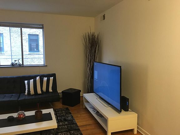 4th image of 543 W Oakdale Ave #1B