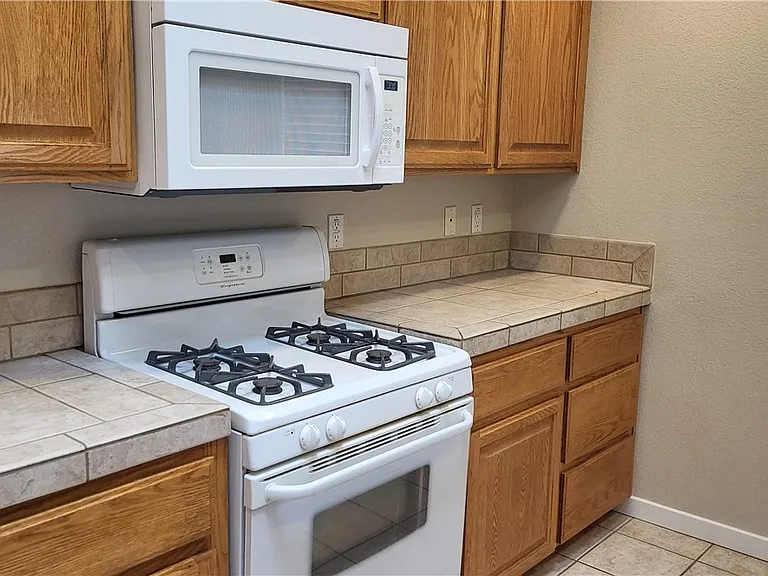 2105 E Crystal Dr — Photo 5