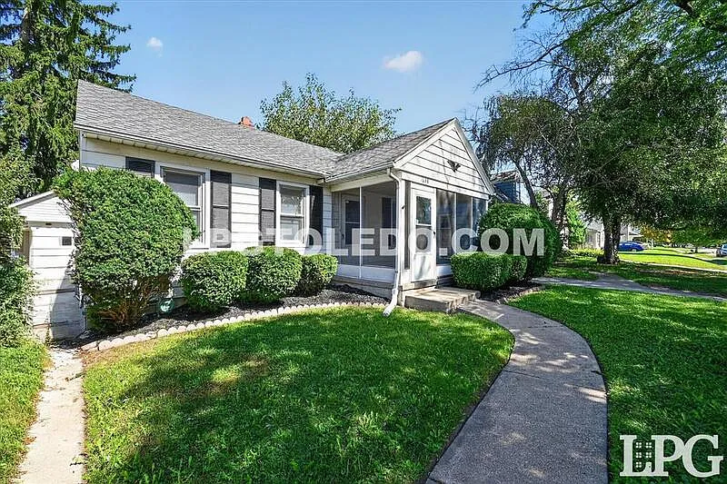 3 bed, 1.0 bath, 750 sqft, $1,250 — Photo 2