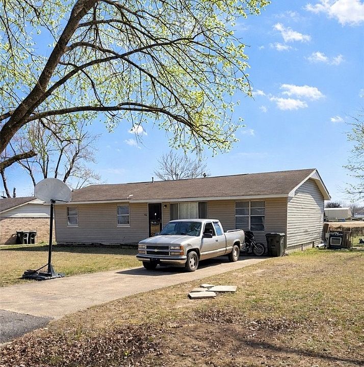 2nd image of 404 W Denton Ave