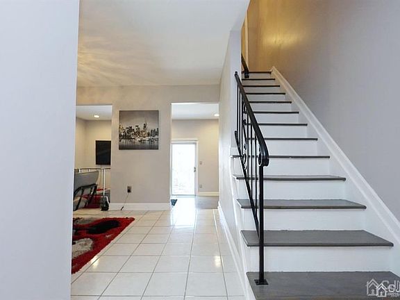 5th image of 39 Hickory Ct