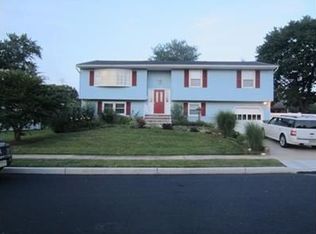 8 Cambridge Dr, Parlin, NJ 08859