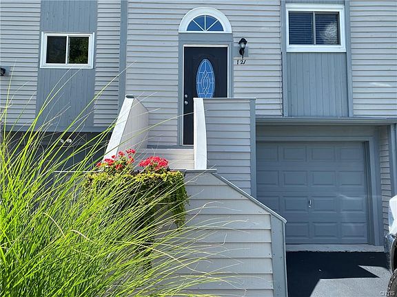 3rd image of 121 Iron Oak Cir