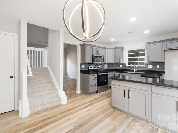 136 Mangum Cir, Mooresville, NC 28117