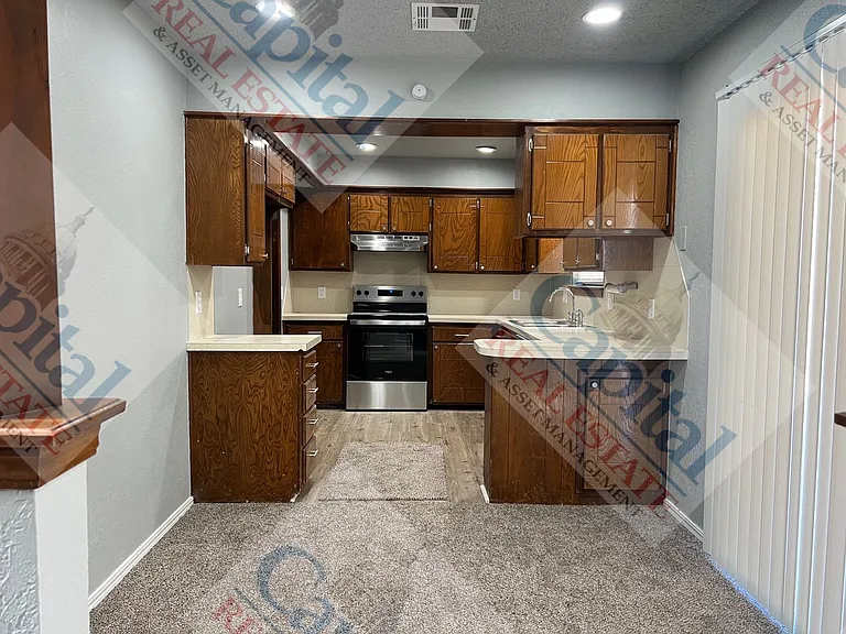 1013 W Gladys Way — Photo 6