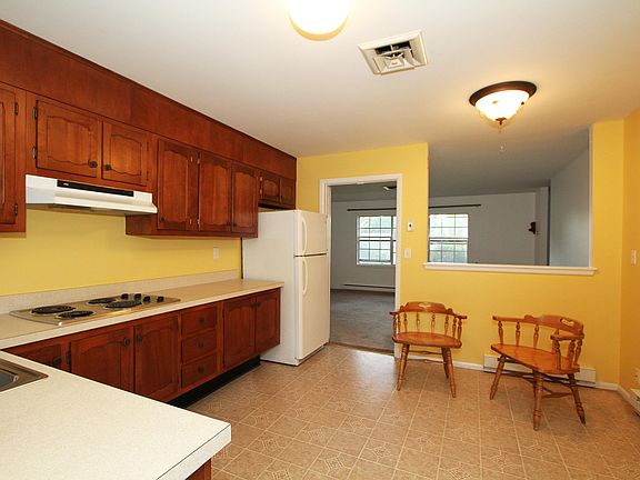 4th image of 572 Sheffield Court #B