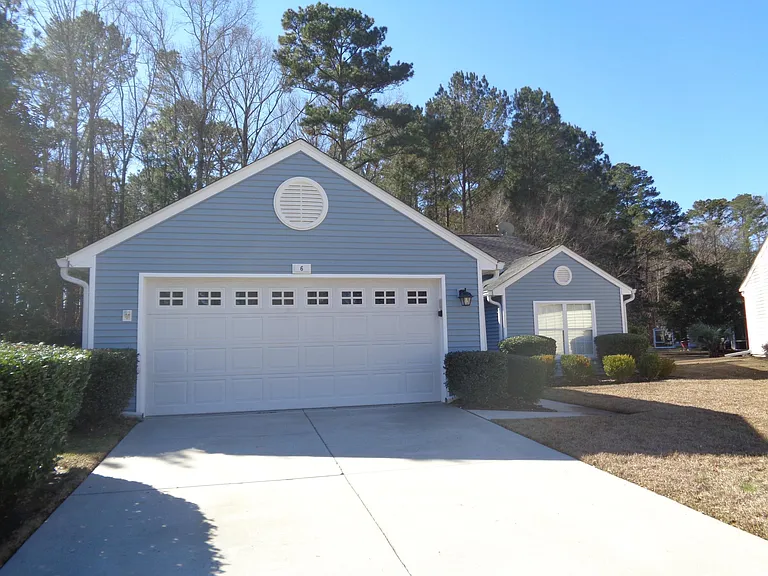 6 Coburn Ln — Photo 1