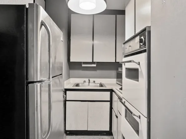 135 Ocean Parkway image 7 of 12