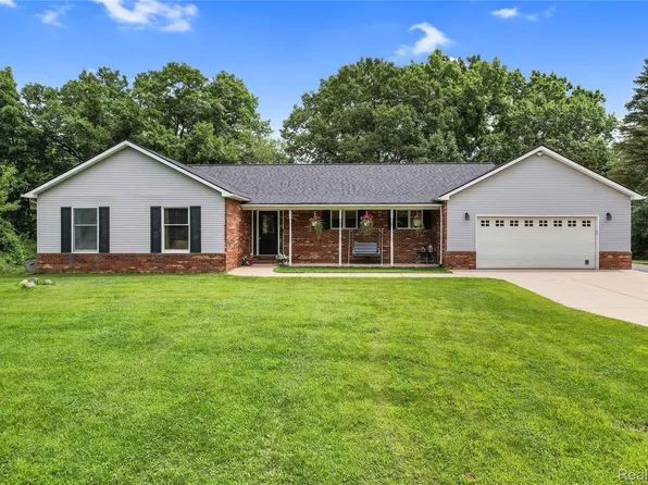 9587 Harmon Ln, South Lyon, MI 48178