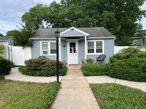 57 Penn St, Lake Grove, NY 11755