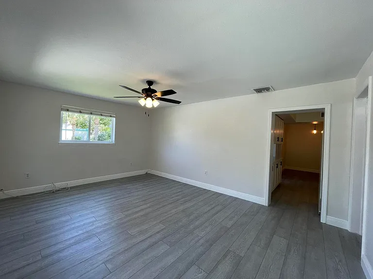 701 SE 4th St #WEST — Photo 3