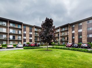 701 W Huntington Commons Rd APT 104, Mount Prospect, IL 60056