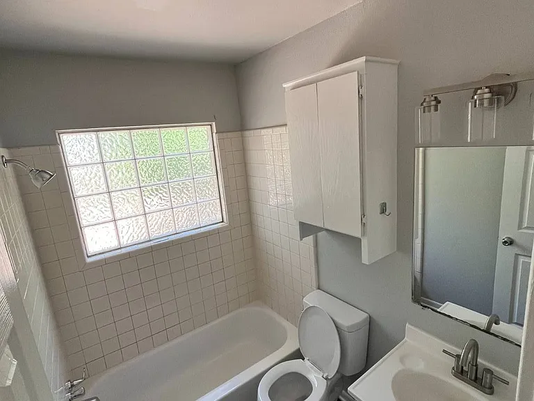 910 SW 7th St #1 — Photo 3