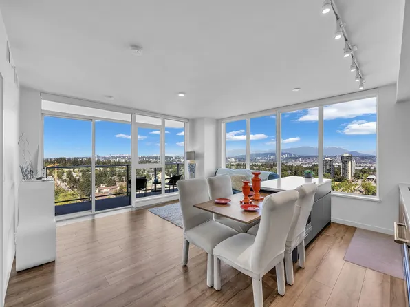 13428 105th Ave #2202, Surrey, BC V3T 1Z4