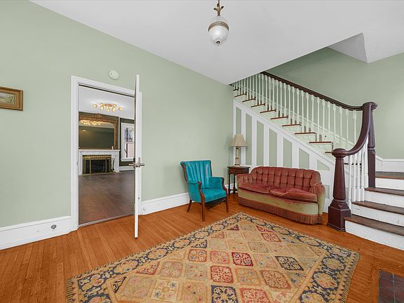 4th image of 724 Main St APT 1