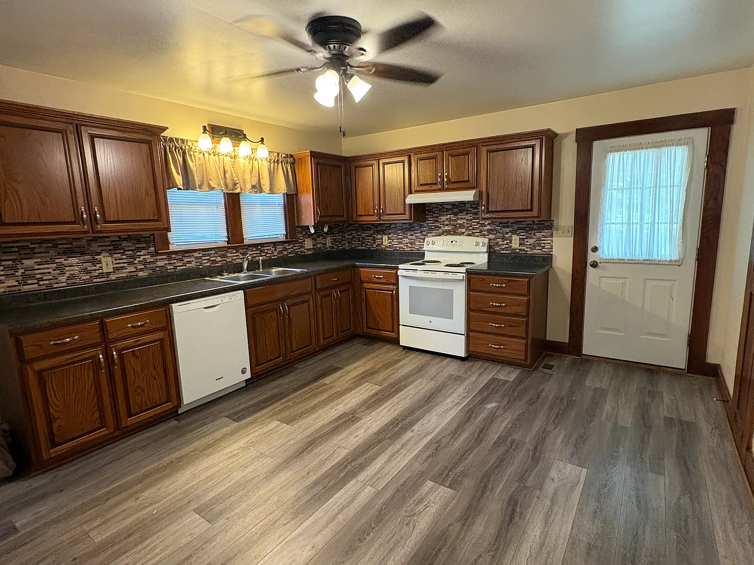3 bed, 1872 sqft, $1,400 — Photo 3