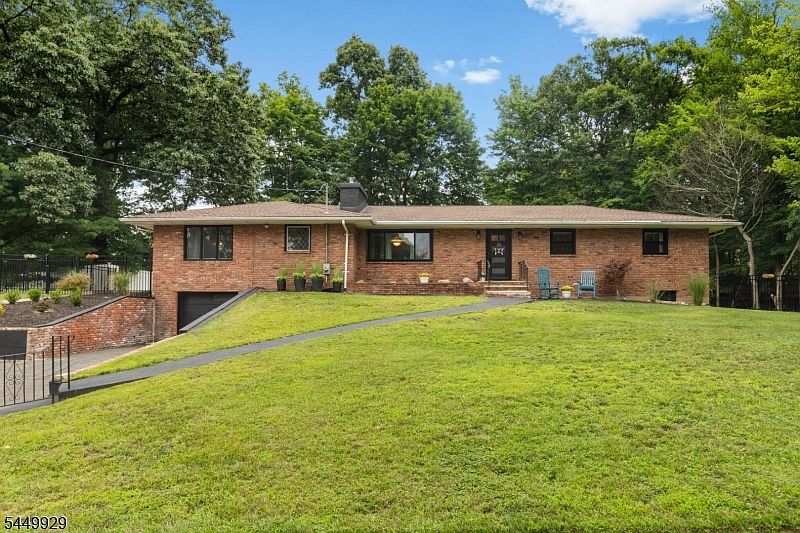 1st image of 49 Dogwood Dr