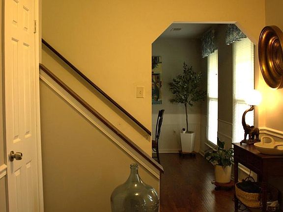 4th image of 3910 Oaklawn Rd