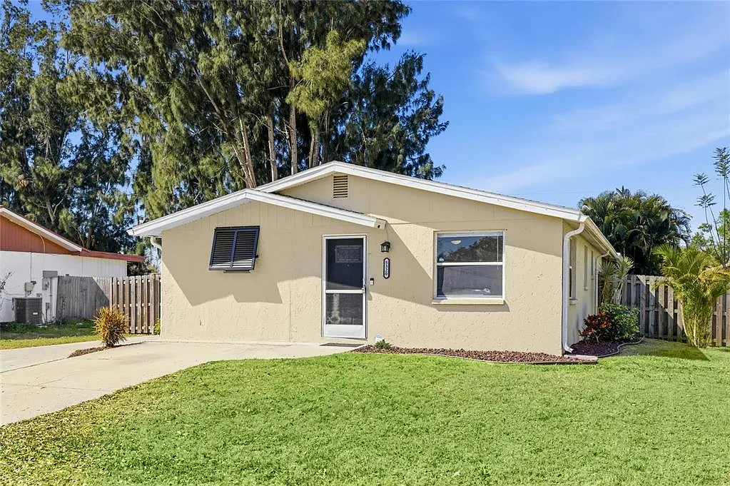 3 bed, 2.0 bath, 1036 sqft, $3,000 — Photo 2