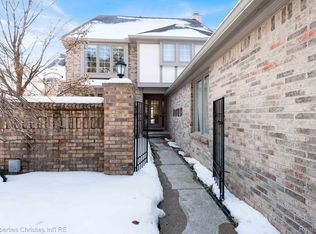 22211 Village Pines Dr, Franklin, MI