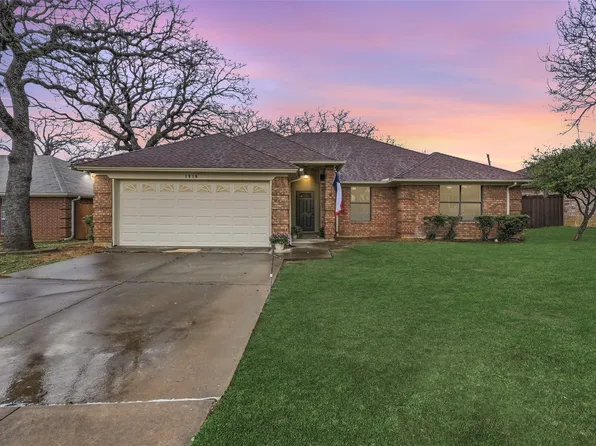 1916 Canterbury Cir, Fort Worth, TX 76112