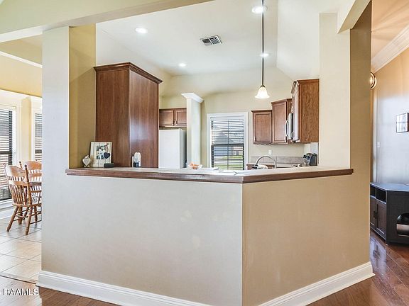 5th image of 211 Portsmouth Dr
