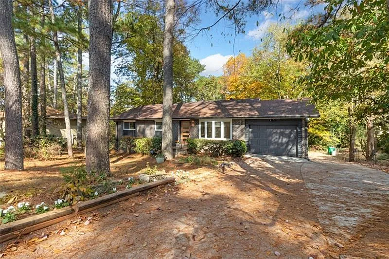 3 bed, 2.5 bath, 2011 sqft, $2,600 — Photo 2