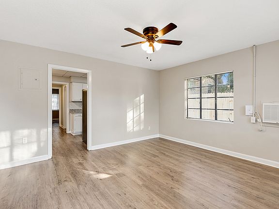 5th image of 839B Acosta St #1
