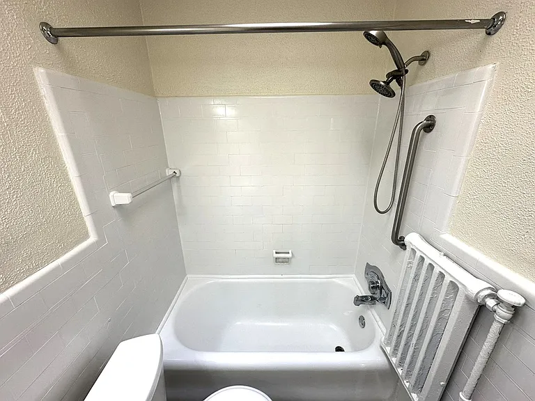 Queen Lane Manor — Photo 18