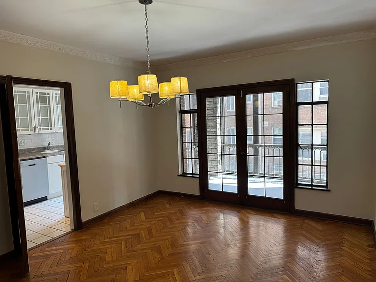 2552 Madison — Photo 7