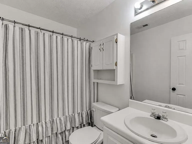 932 Clayton St — Photo 18