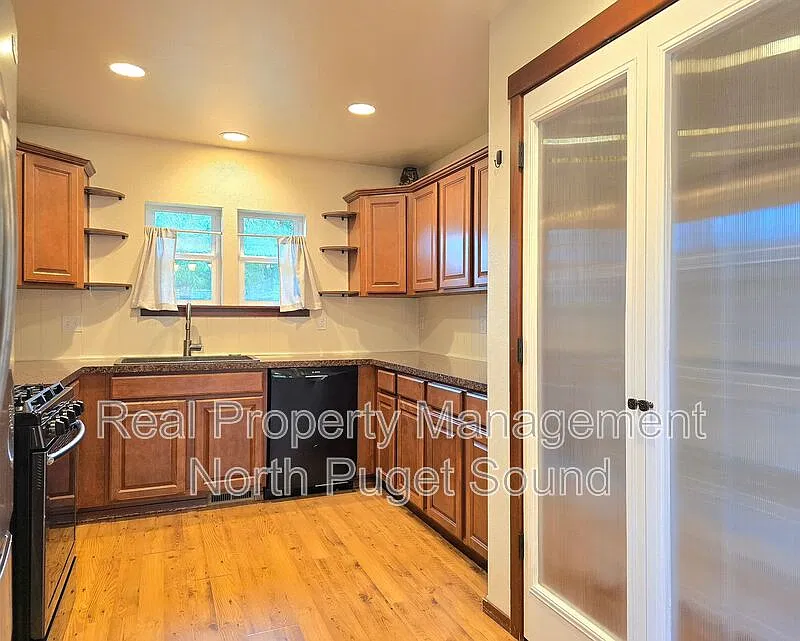 4 bed, 2.0 bath, 1653 sqft, $3,195 — Photo 3
