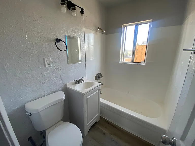 7406 S Hoover St — Photo 11