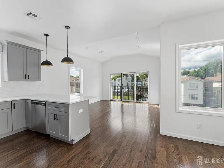 910 Bergen St #2 — Photo 1