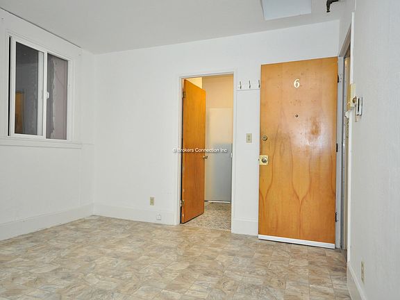 4th image of 910 Clay St APT 6