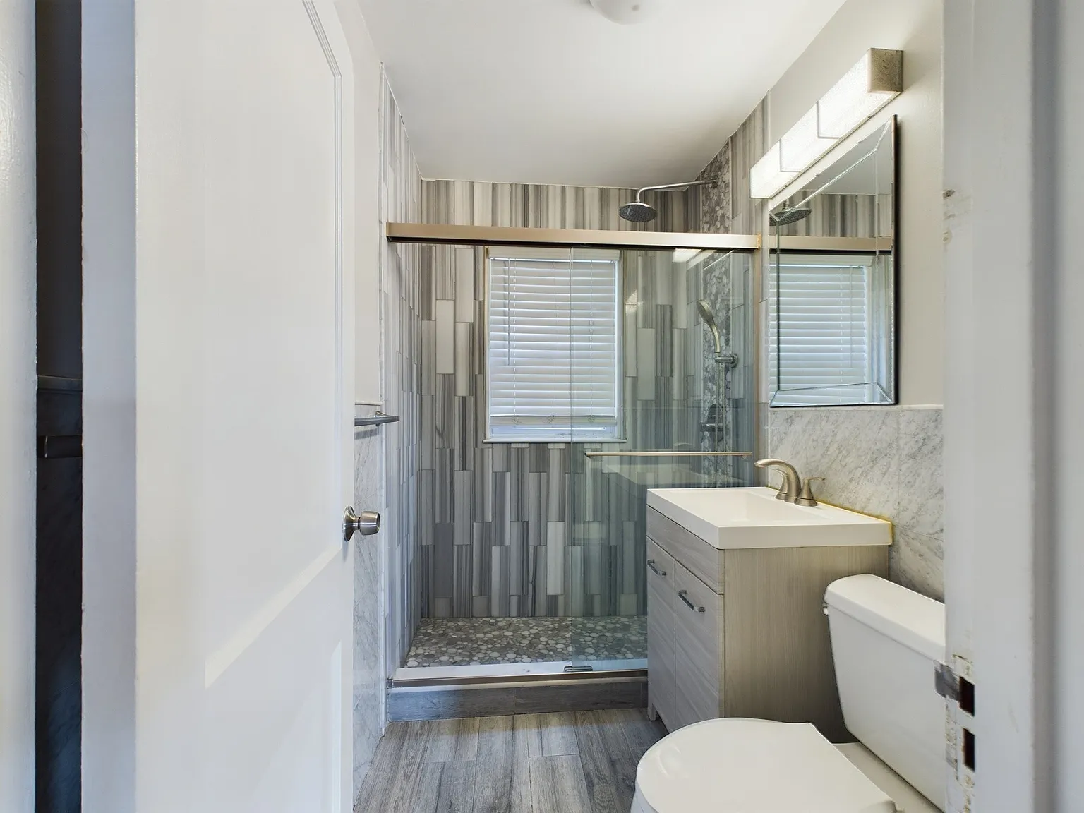 3 bed, 1.0 bath, 900 sqft, $2,400 — Photo 4