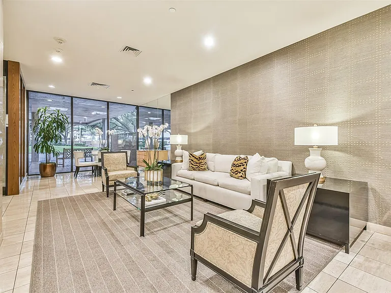 15 Greenway Plz #5C — Photo 17