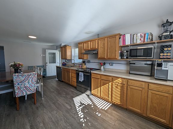 4th image of 432 W 1st St